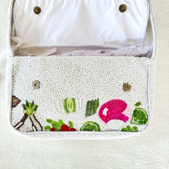 ✨HP✨ Viral Vegetable Garden Radish Beaded Shoulder Bag - Picture 4 of 7